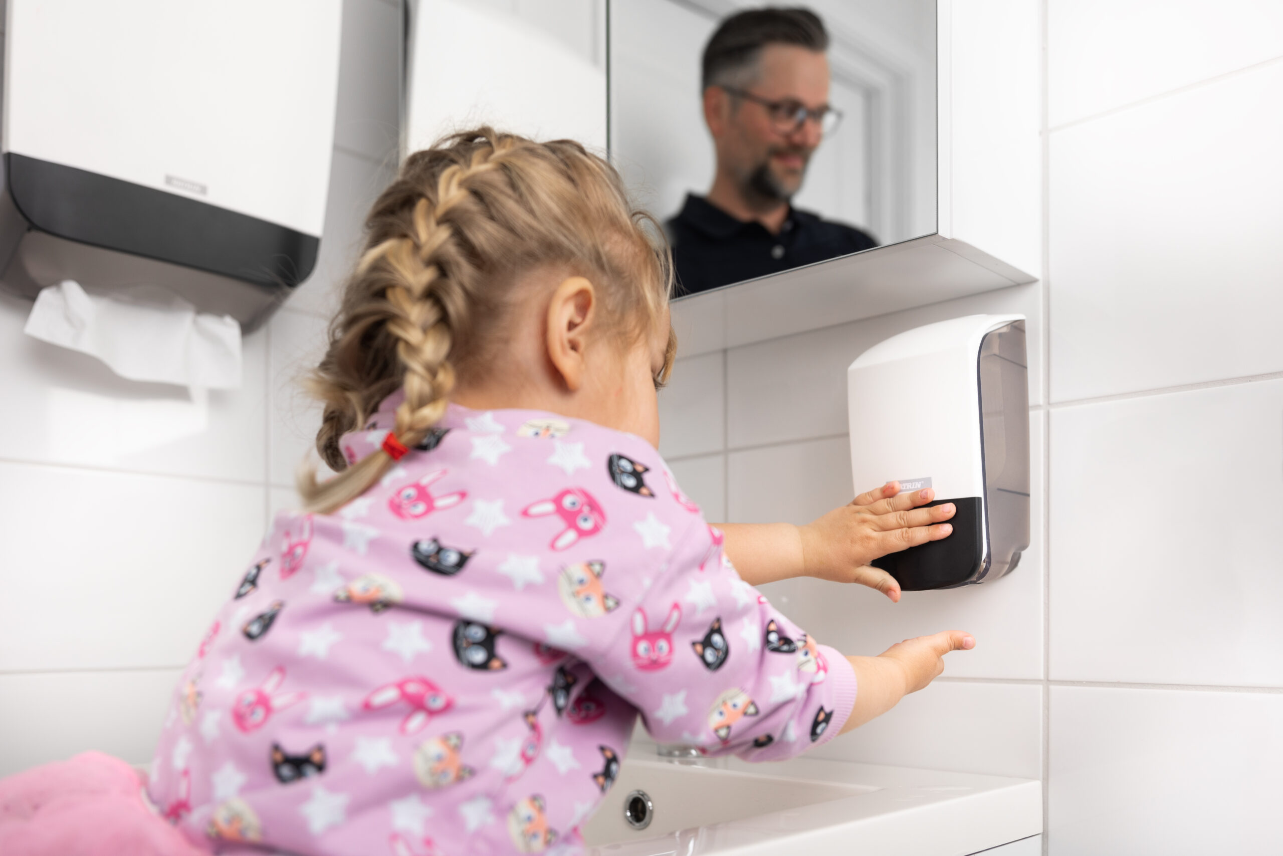 katrin_soap_dispenser_500_white_push_girl_and_father